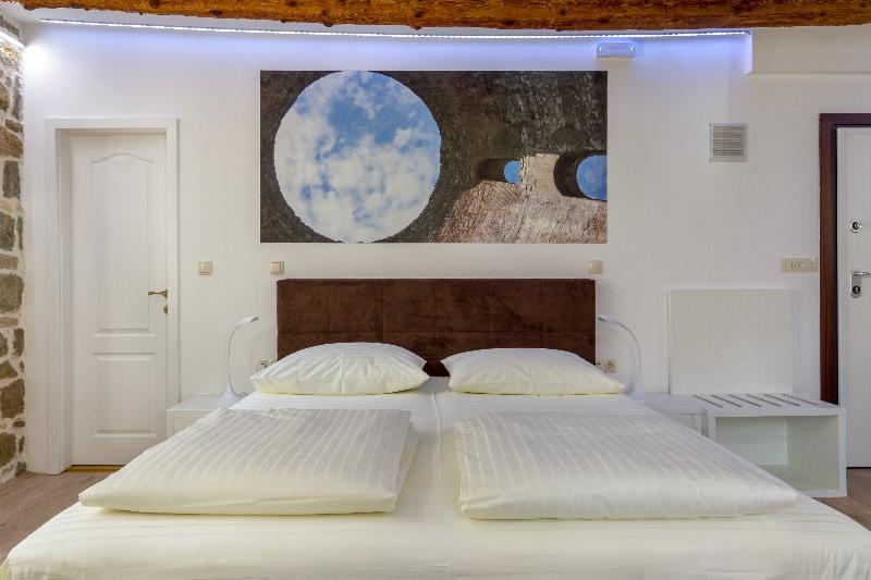 Guesthouse Imperator สปลิท ภายนอก รูปภาพ
