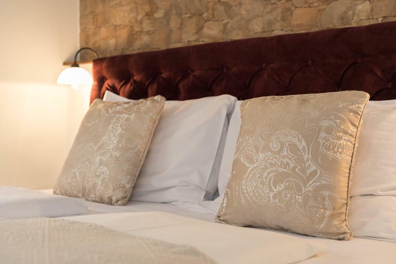 Guesthouse Imperator สปลิท ภายนอก รูปภาพ