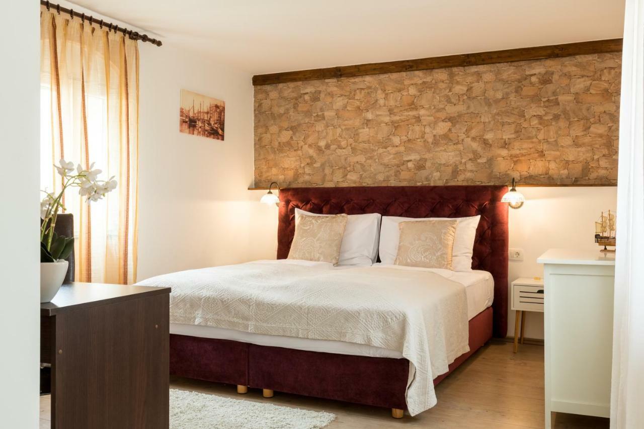 Guesthouse Imperator สปลิท ภายนอก รูปภาพ